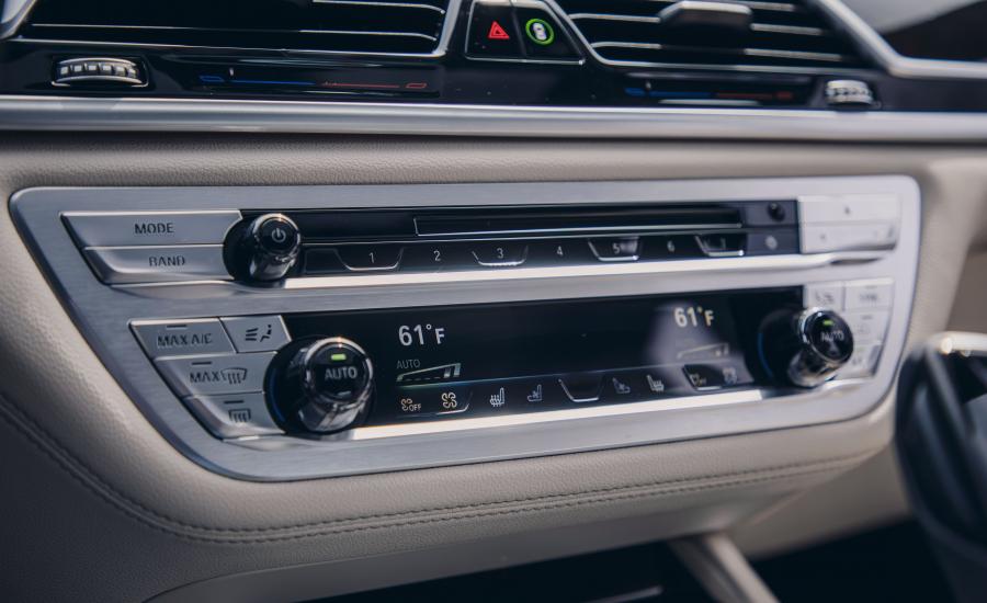 Детали интерьера BMW 745e xDrive M Sport (G11) 2019 года  (NA) (фото 28 из 32)